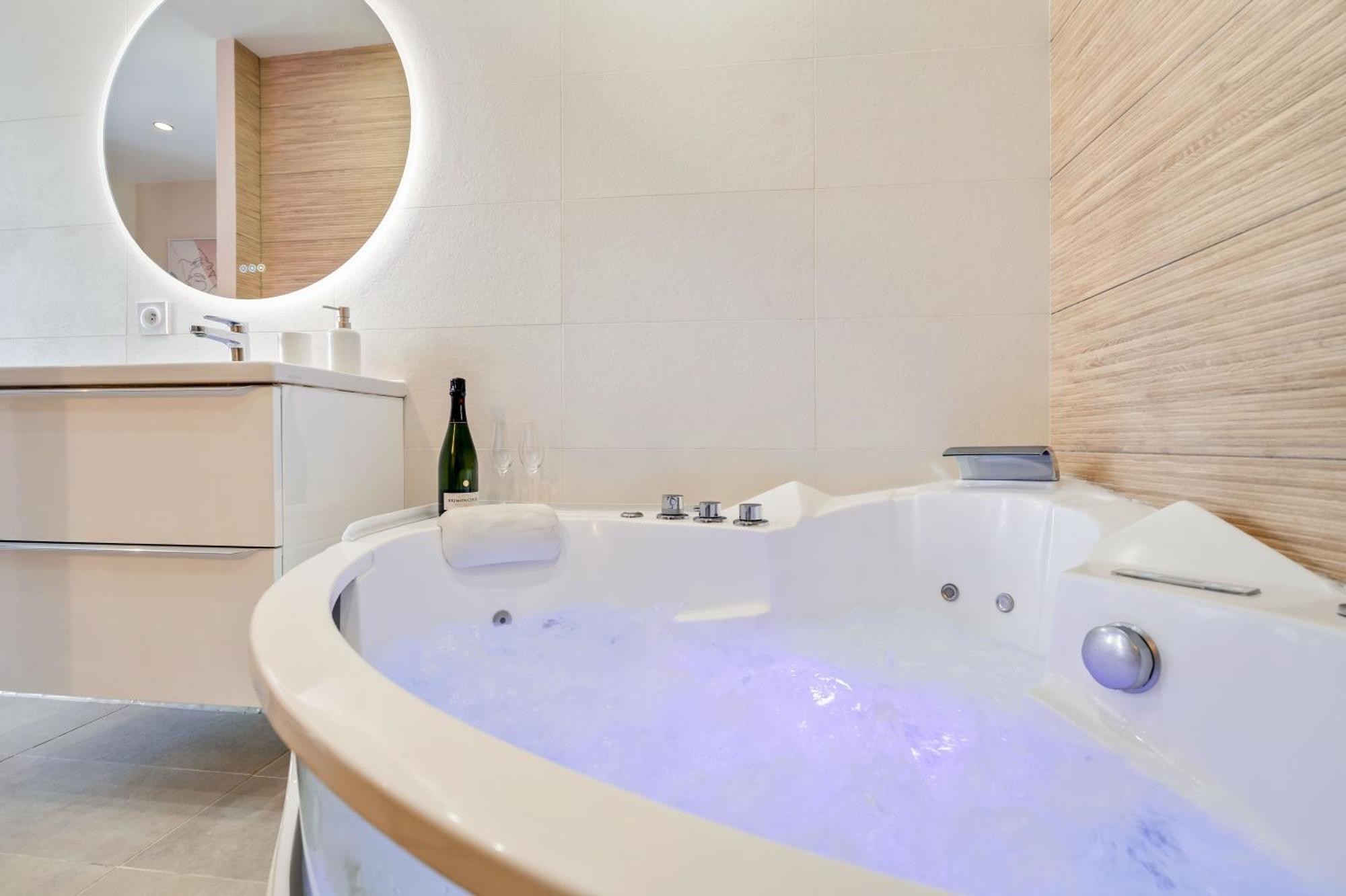 Nice Renting - Love Room Massena - Luxe Room - Jacuzzi - Terrace - King Bed - Ac Exterior photo