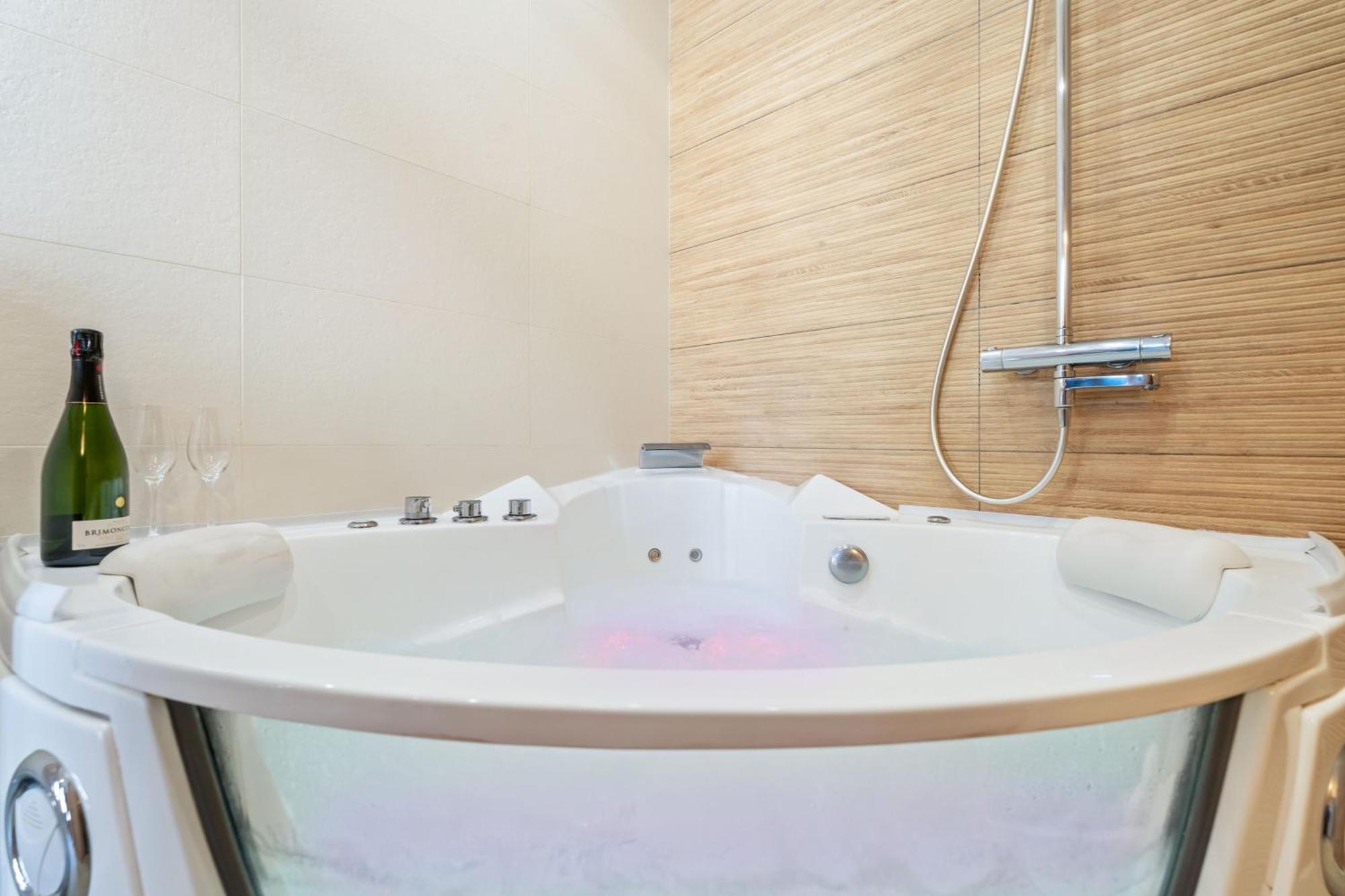 Nice Renting - Love Room Massena - Luxe Room - Jacuzzi - Terrace - King Bed - Ac Exterior photo